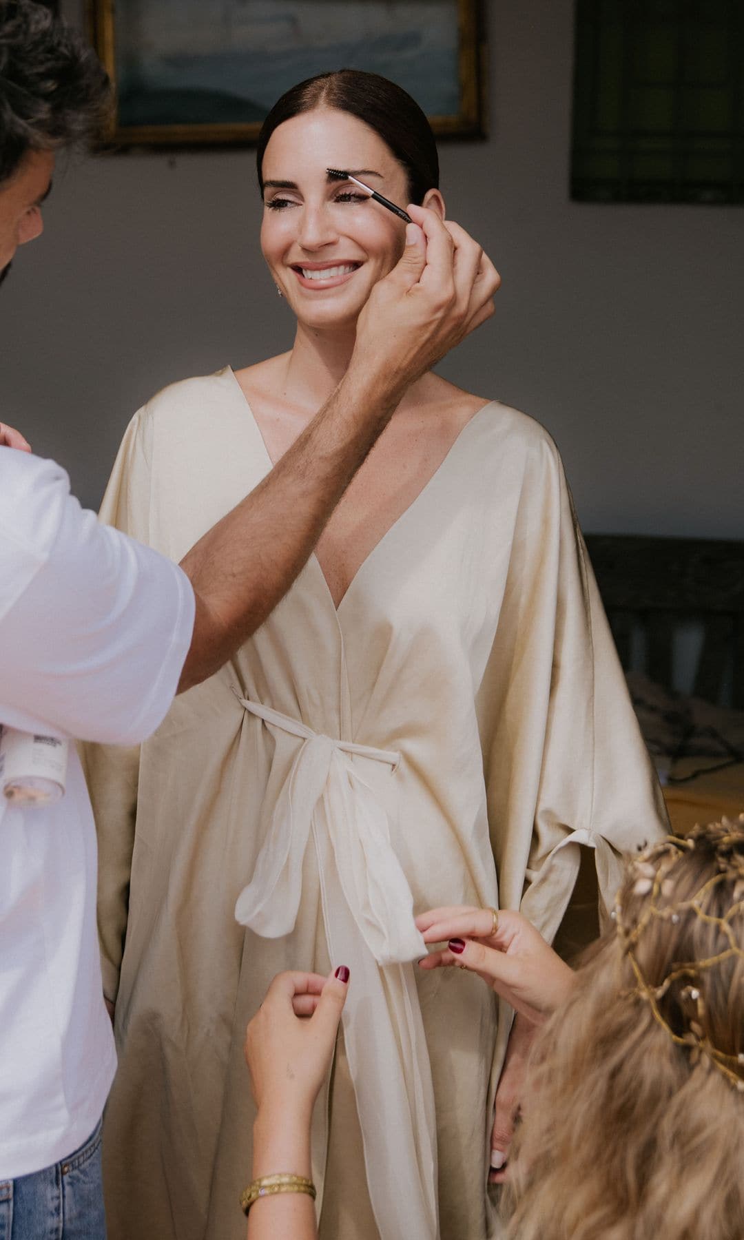 El maquillador y peluquero Iván Gómez da los últimos toques al "beauty look" de Gala González, en los momentos previos a la ceremonia