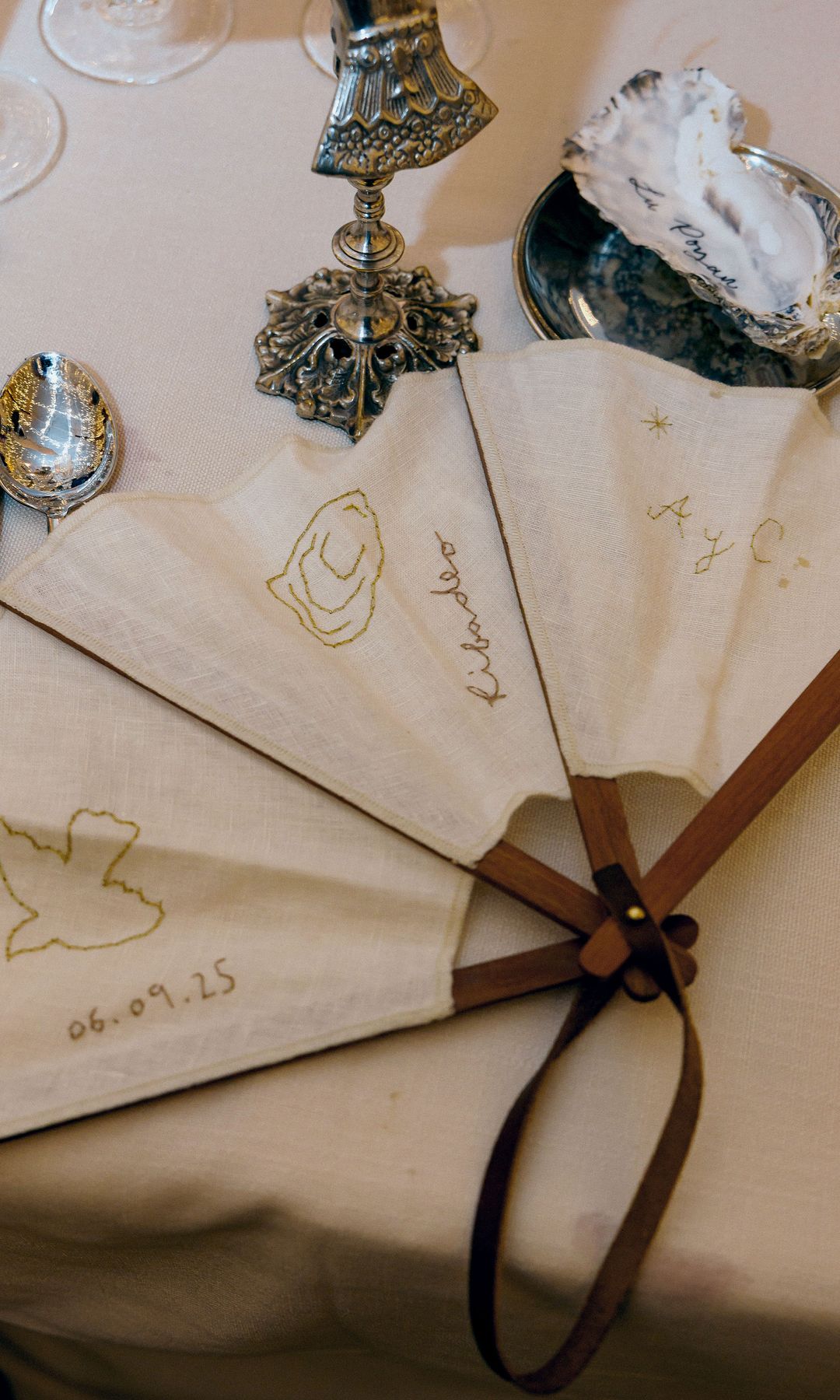 Detalle de los abanicos que entregó a sus invitados y los meseros en ostras, típicas de la zona