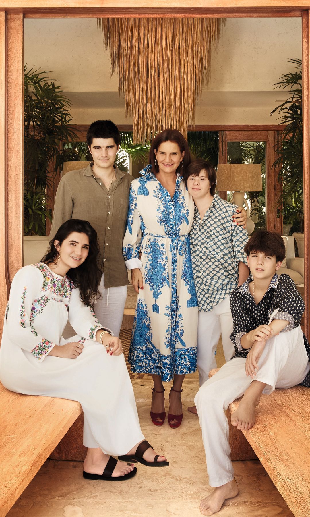 Samantha Vallejo-Nágera posando con sus cuatro hijos