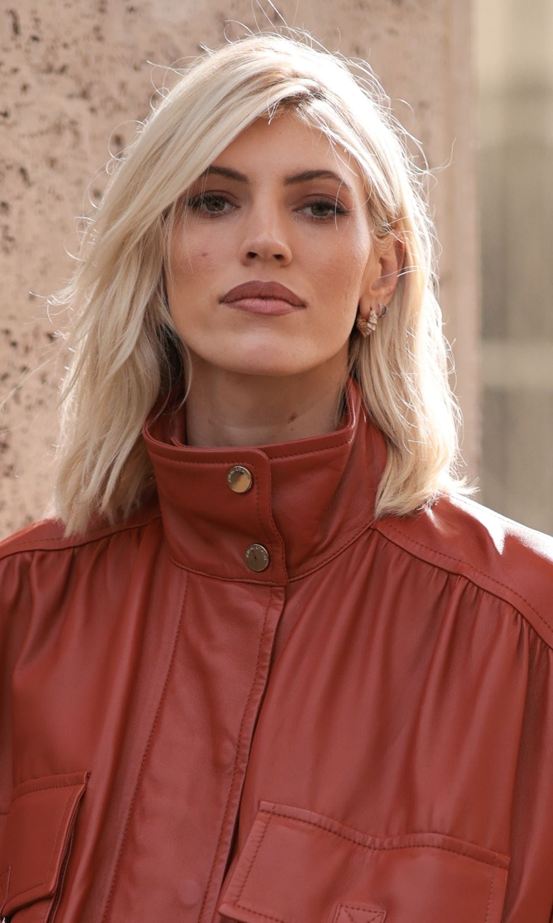 Mujer con cabello rubio