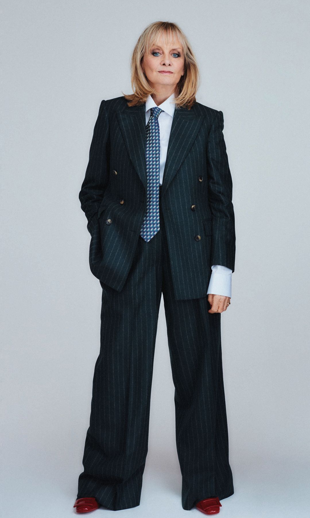 Twiggy con traje masculino