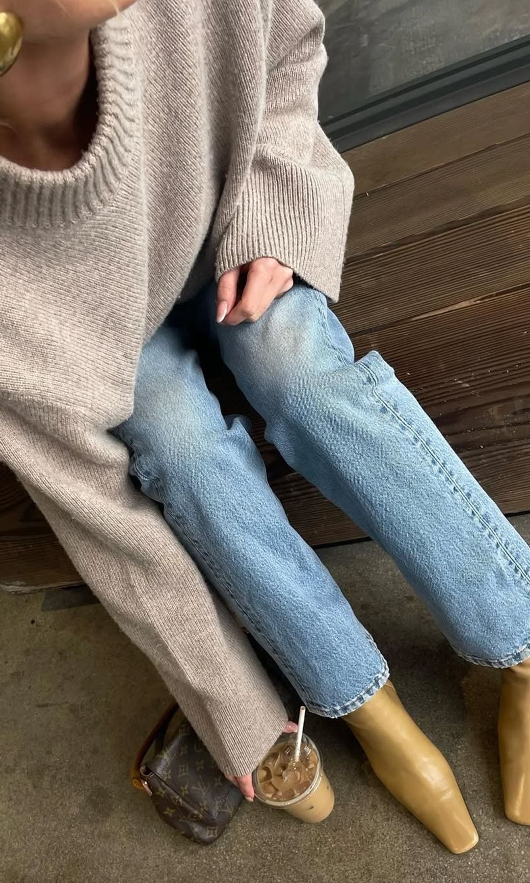 Los vaqueros jamás pasarán de moda, pero se verán mucho más innovadores y elegantes si los combinas con zapatos de estos 5 colores