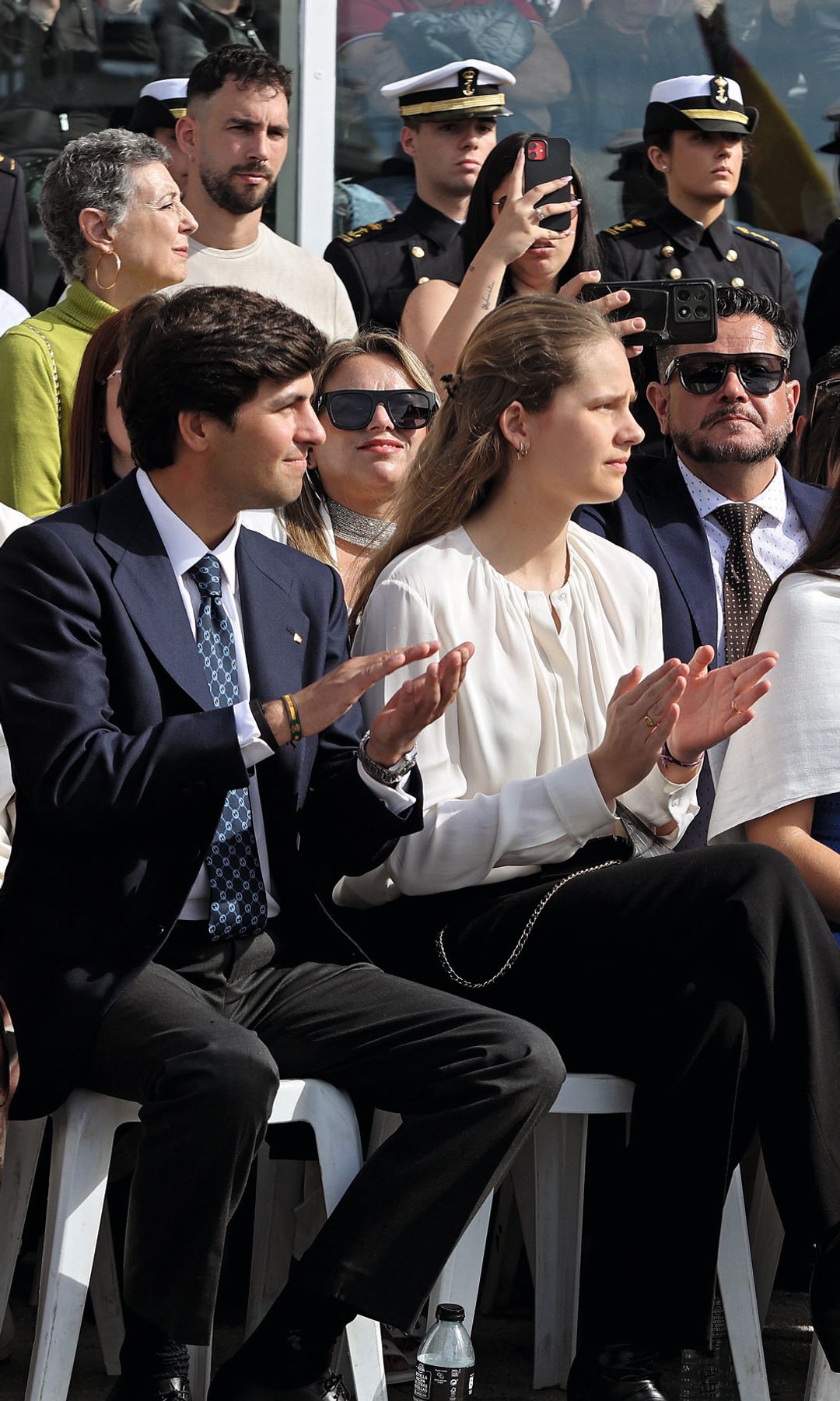 Irene Urdangarin y Juan Urquijo aplaudiendo durante una procesión