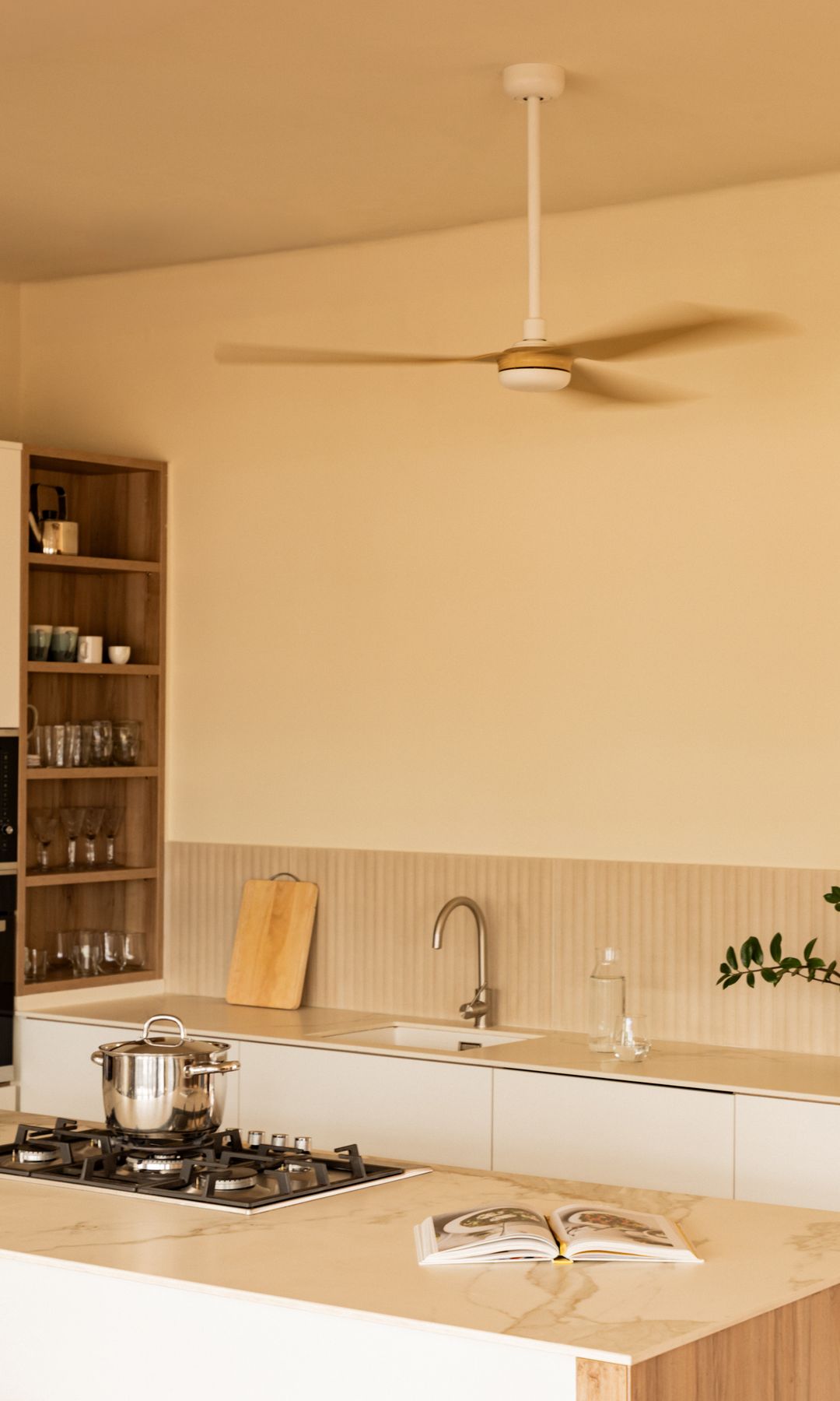 Ventilador de techo en la cocina, de Faro Barcelona