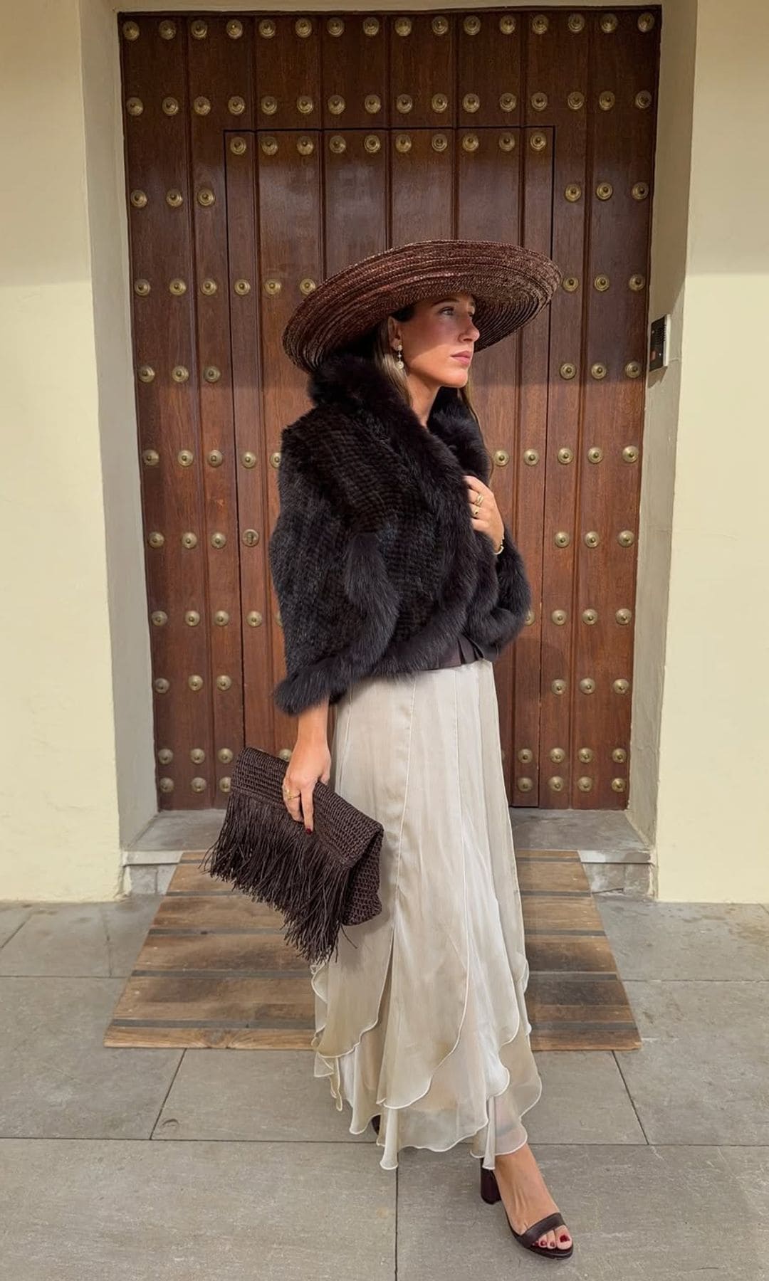 7 looks de invitada marrón de invierno 2025