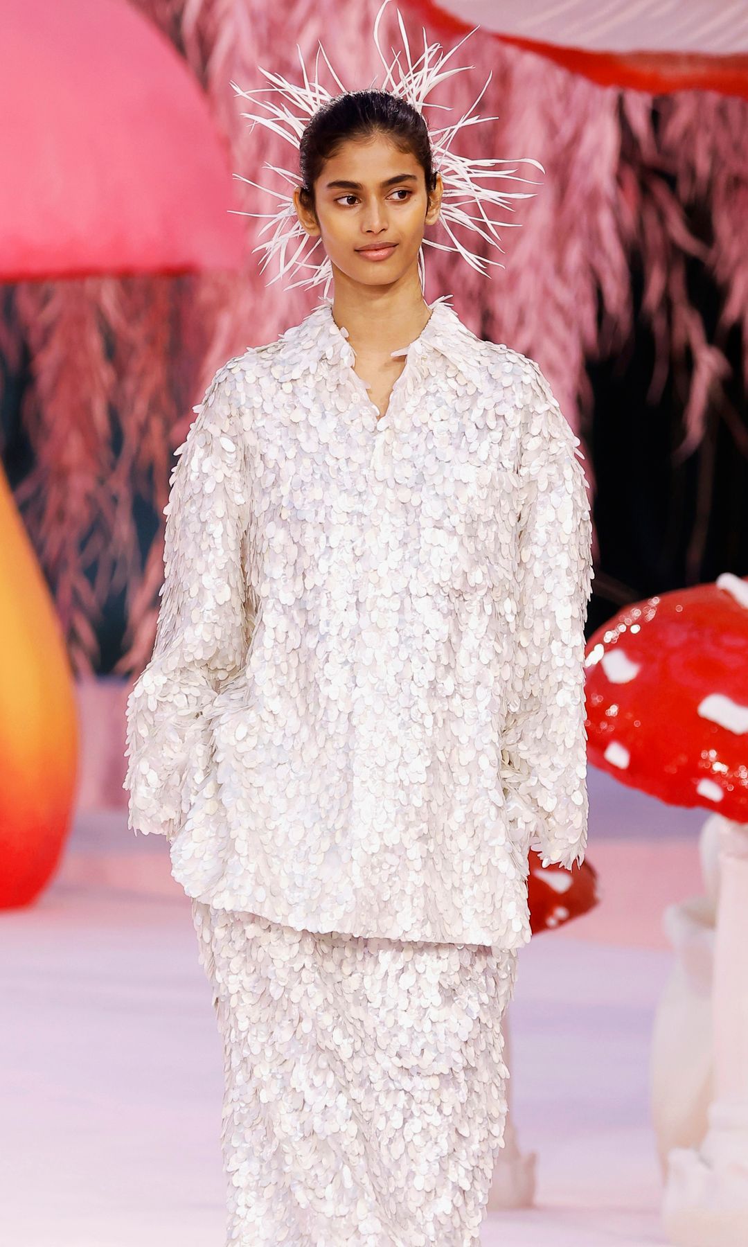 La increíble historia de la modelo de Chanel que cerró su Alta Costura: fue descubierta en el metro y desfiló para pagar una deuda