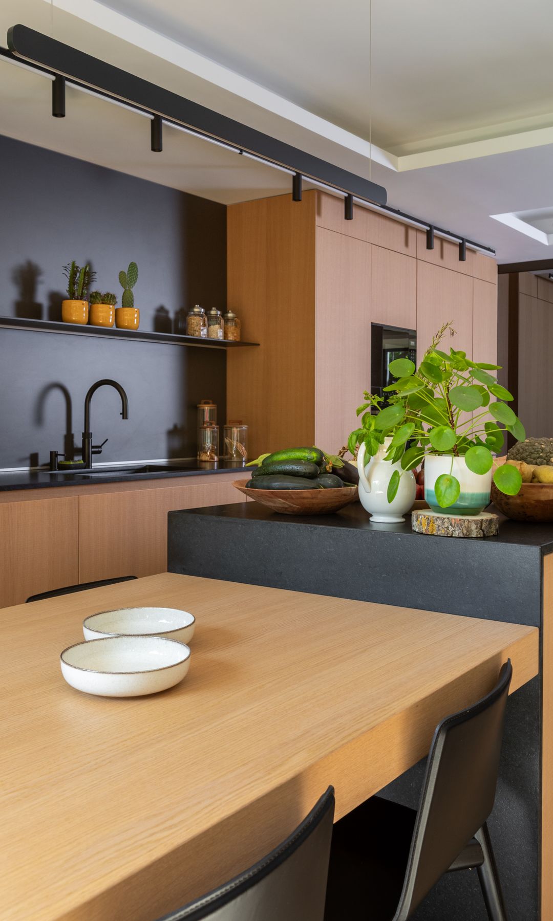 Cocina con mesa de comedor adosada a la isla