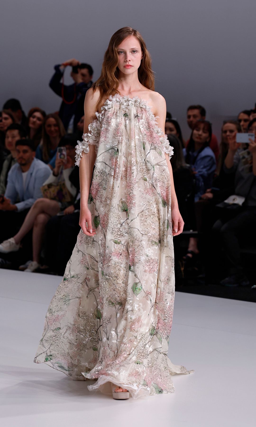 Así son los románticos vestidos de novia de Ines Di Santo, con flores y notas de color