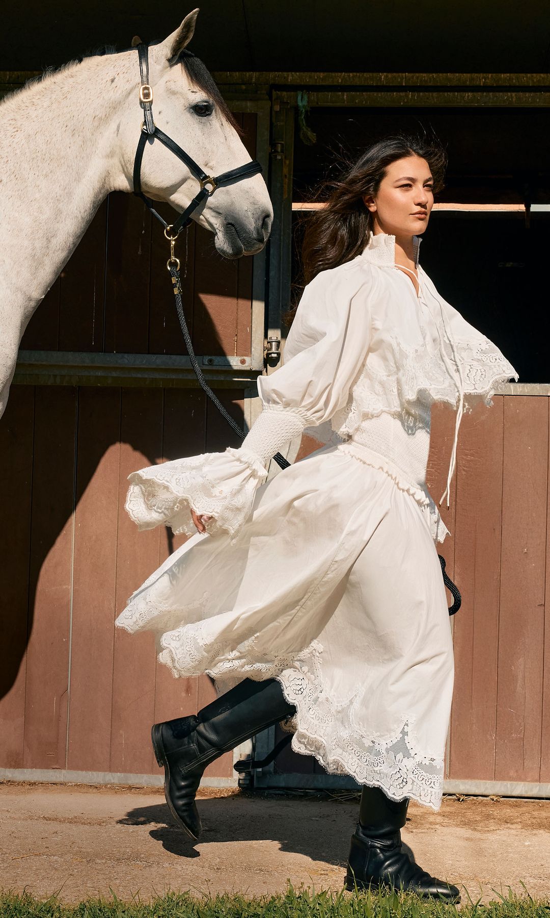Athena Hepburn, que camina con su otro caballo, llamado Lago