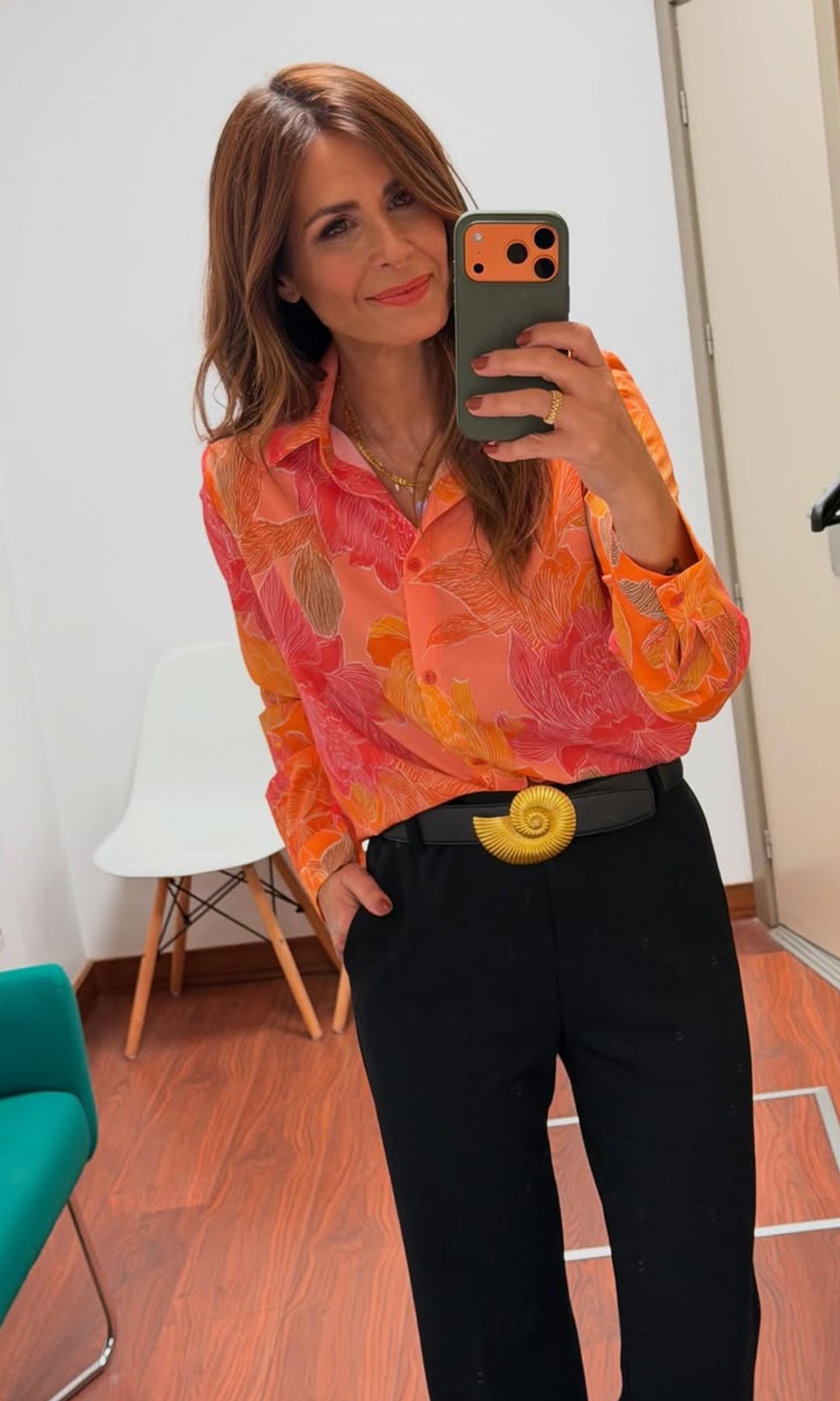 Nuria Roca con camisa estampada floral en rosa y naranja