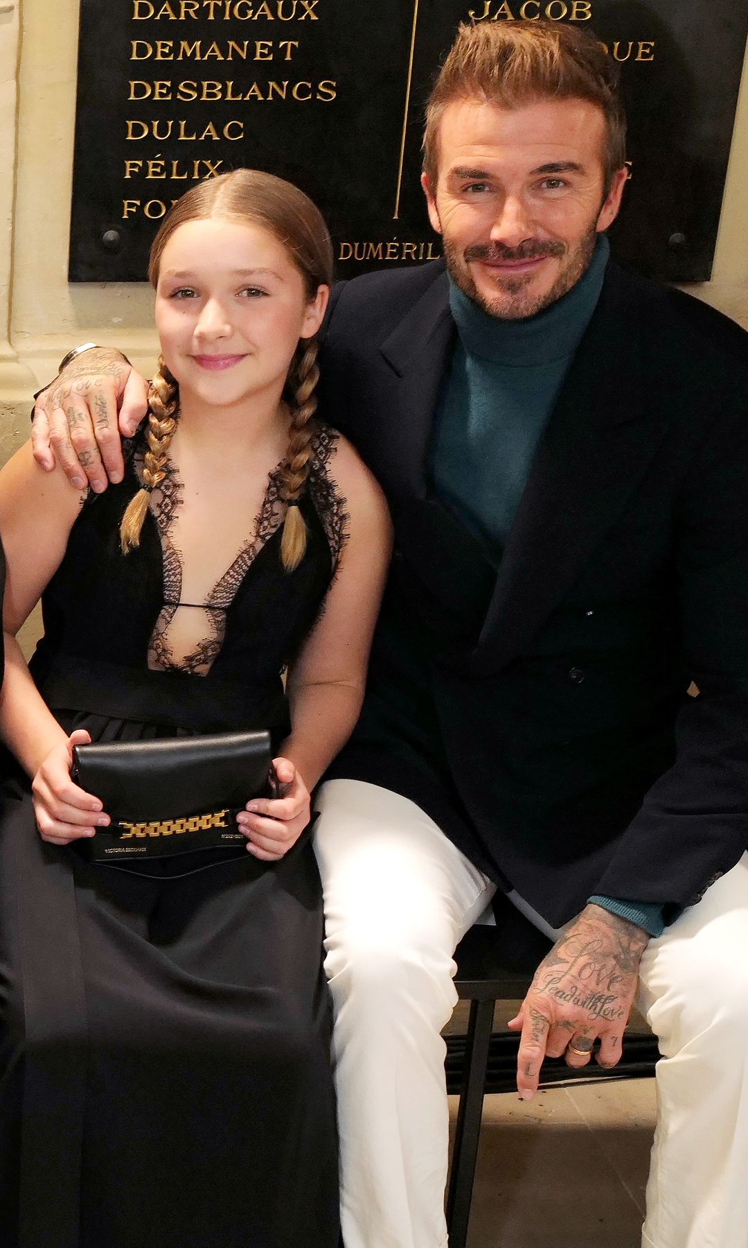 Brooklyn Peltz Beckham, Nicola Peltz Beckham, Romeo Beckham, Edward Enninful, Harper Beckham, David Beckham y Anna Wintour asisten al desfile de Victoria Beckham Primavera/Verano 2023