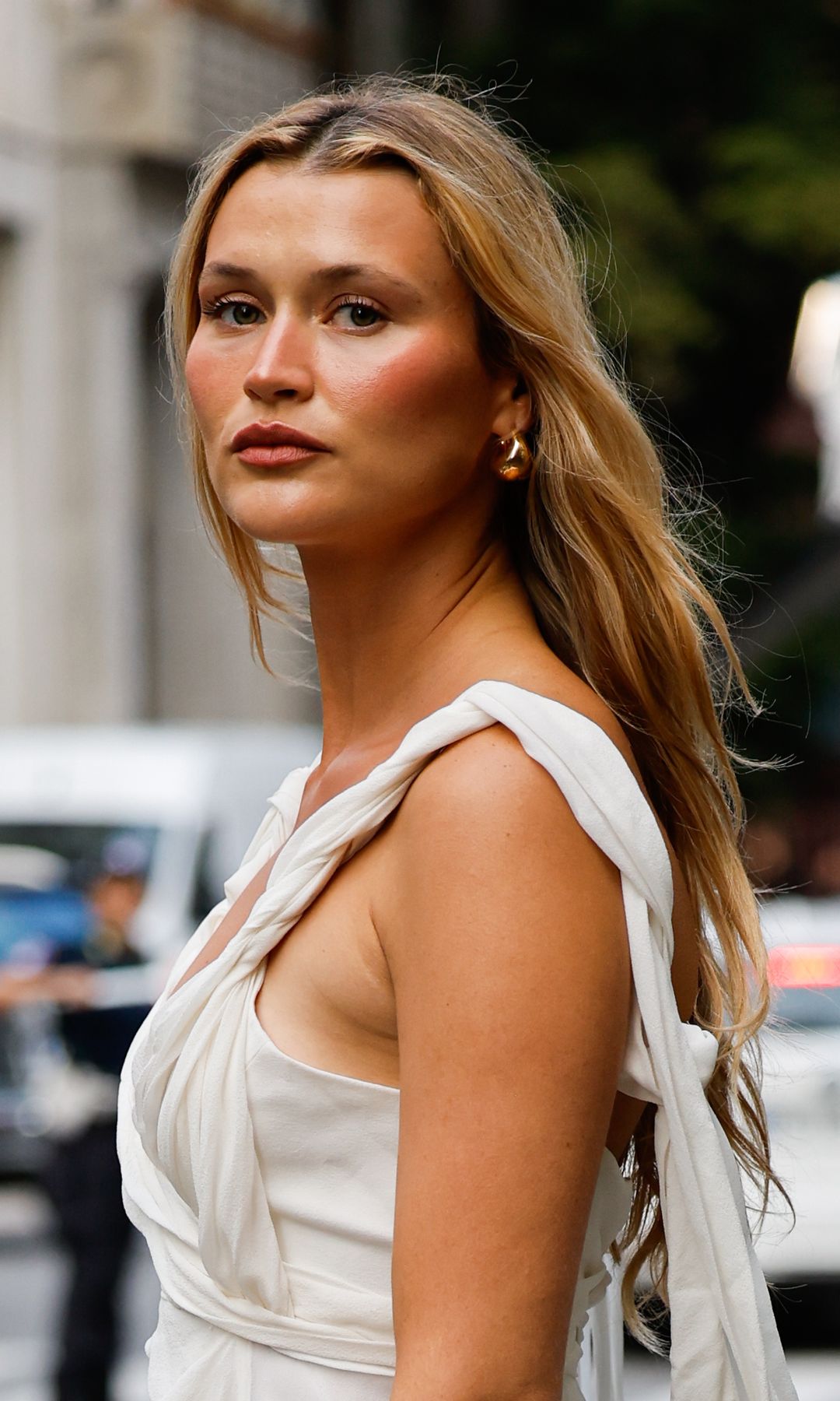  Mujer con cabello largo y rubio