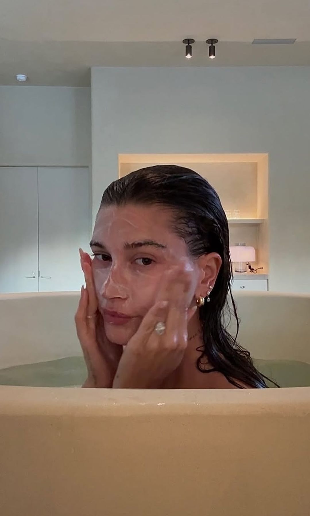 Hailey Bieber en su momento skincare en la bañera
