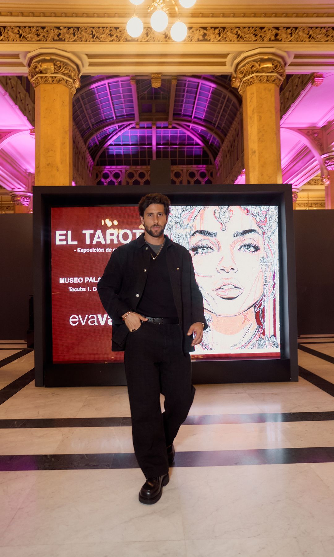 El actor Diego Klein en la exposición “El Tarot” 