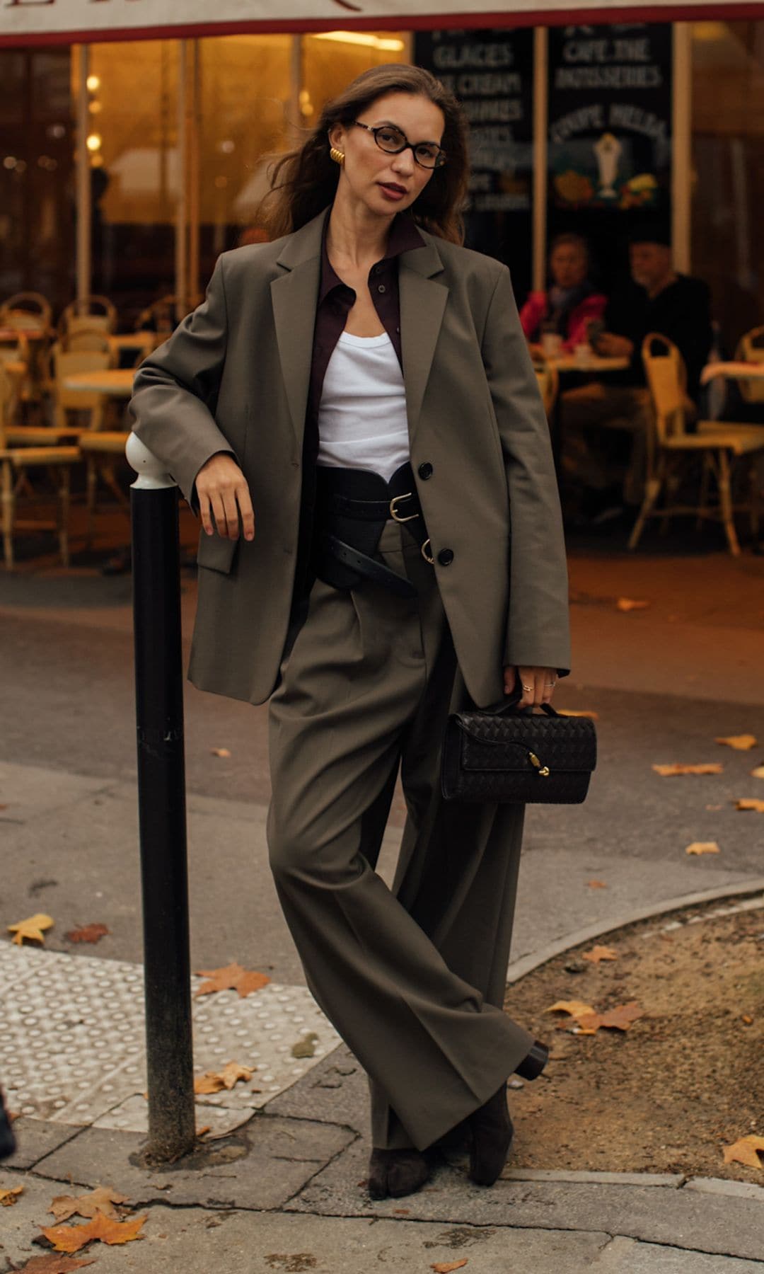 Look de street style parisino con traje ancho