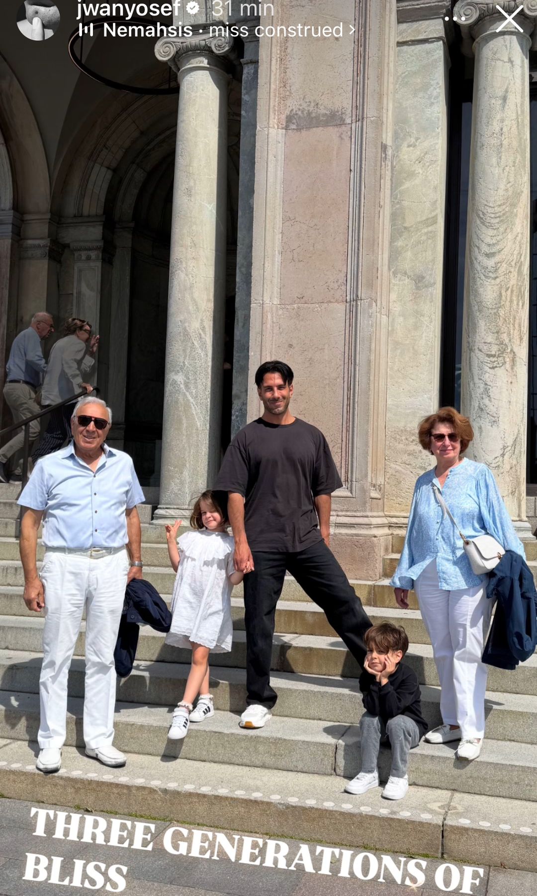 Jwan Yosef con sus padres y sus dos hijos, Lucía y Renn.