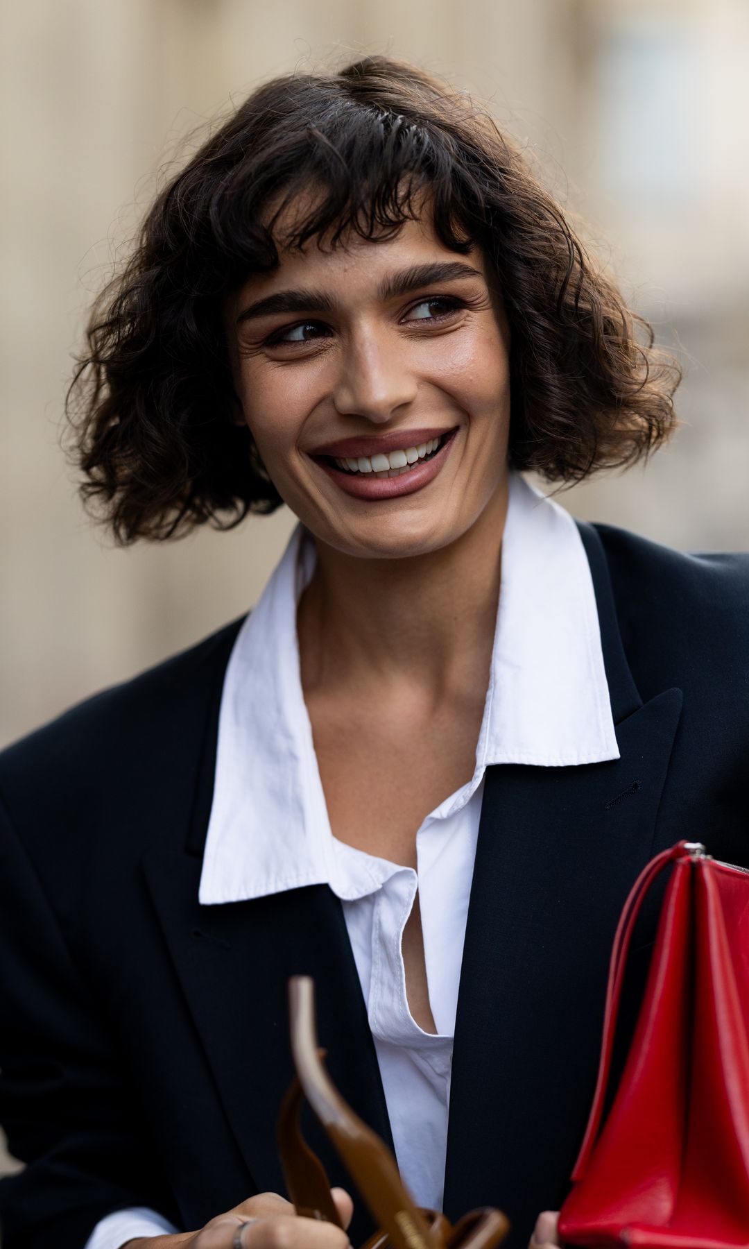  Mujer con cabello corto y con flequillo ondulado