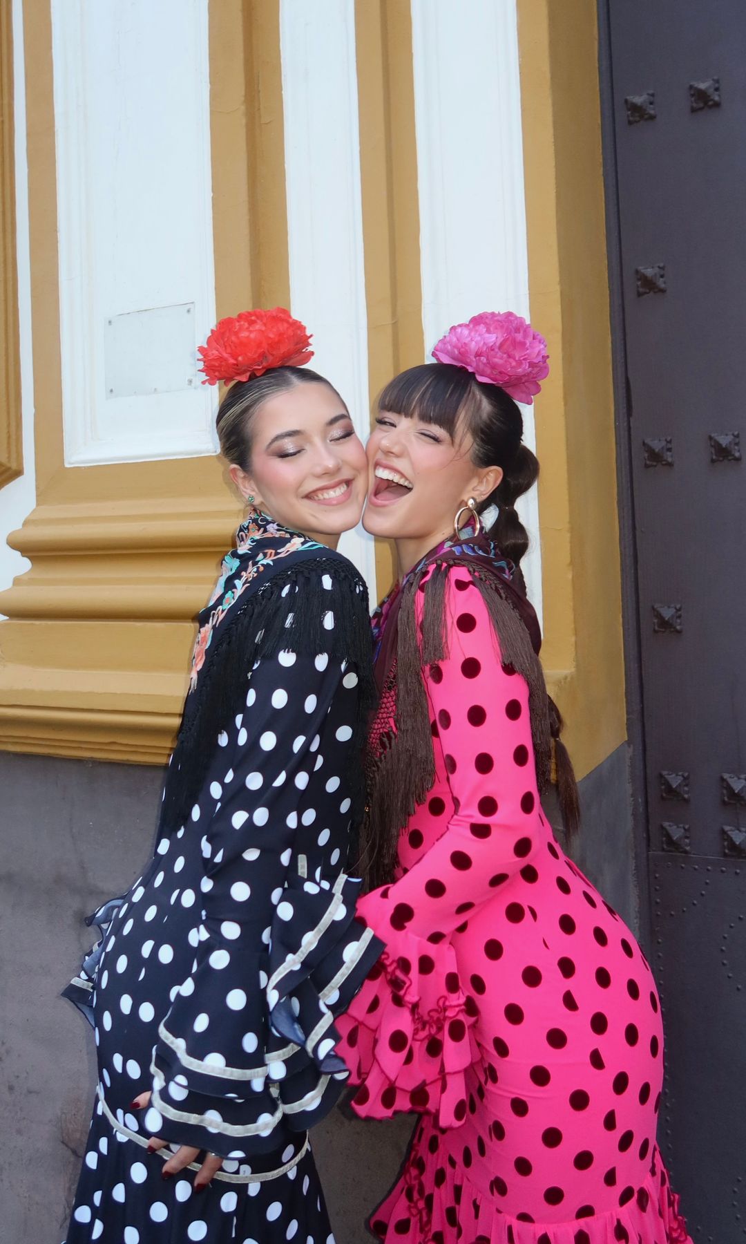 Daniela y Martina, muy sonrientes, en Sevilla