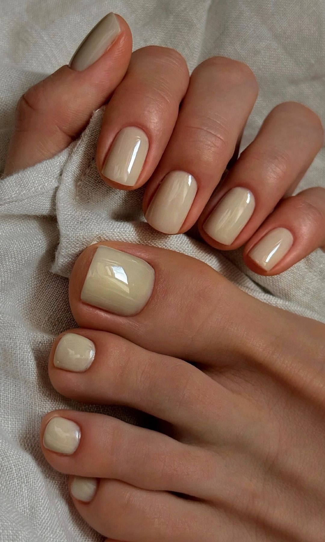 Pedicura amarillo mantequilla lechoso