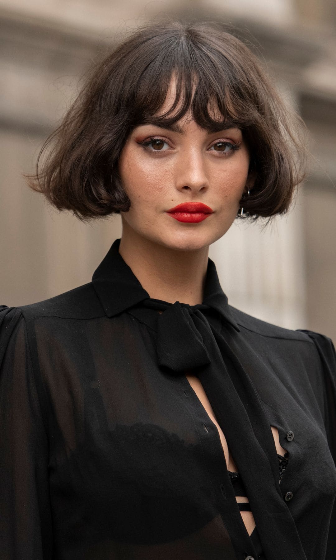  Mujer con cabello corto y flequillo
