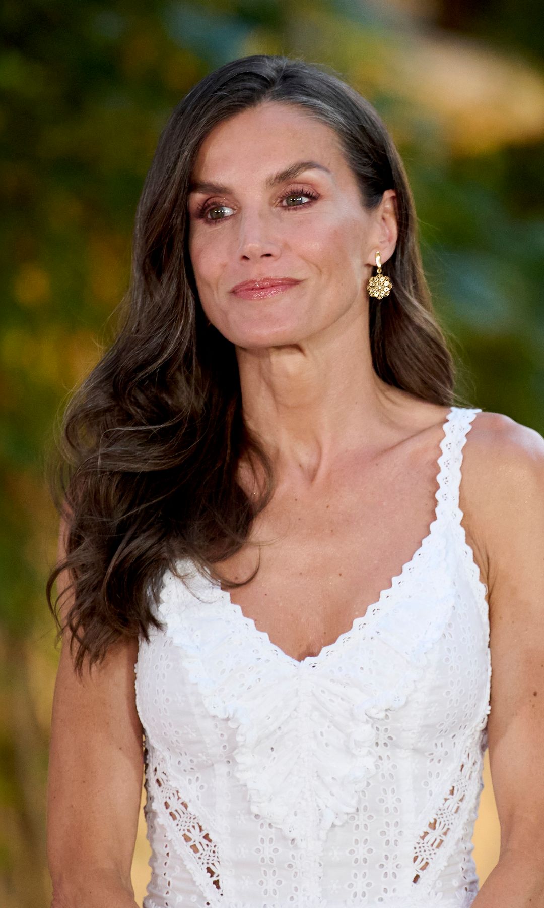 Los looks de verano de la reina Letizia que nuestros expertos quieren volver a ver: del vestido estampado que prestó a Leonor al caftán español