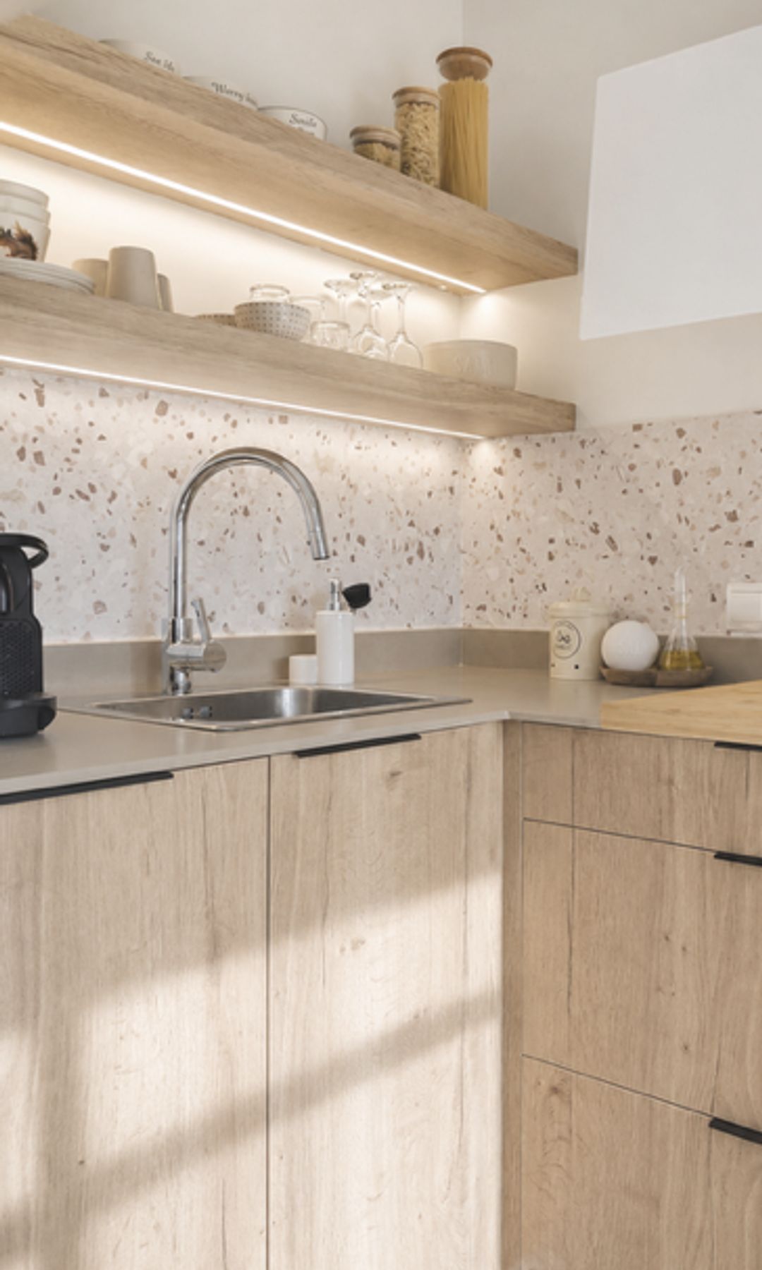Cocina con estantes diseñada por ATIC17 ESTUDIO