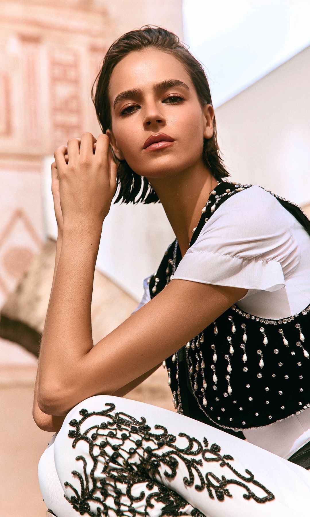 BLANCO
Y NEGRO
En esta imagen, 
con pantalón con aplicaciones negras, de Mario Salafranca; camisa con manga abullonada, de Papamoscas, y chaleco de terciopelo con detalles de perlas 
y brillantes, de Roger Vivier.