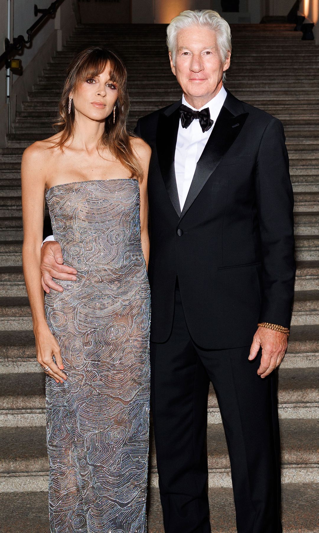 Richard y Alejandra Gere, con un modelo de archivo de Armani en seda y cristal