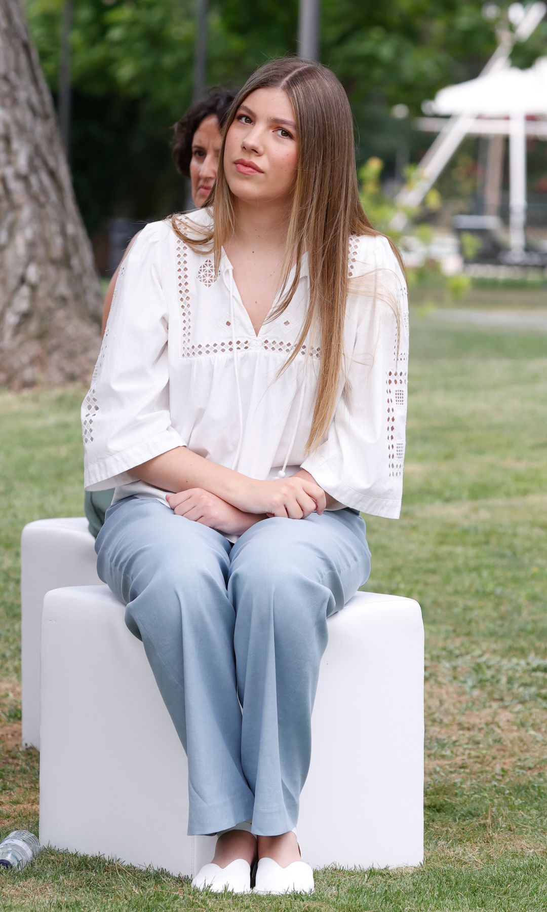 La infanta Sofía recupera en Zaragoza la blusa ibicenca más viral en redes con alpargatas planas a horas de su gran cita en solitario