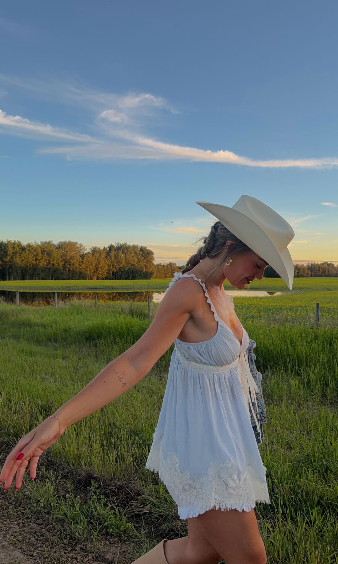 Mujer con sombrero en un campo