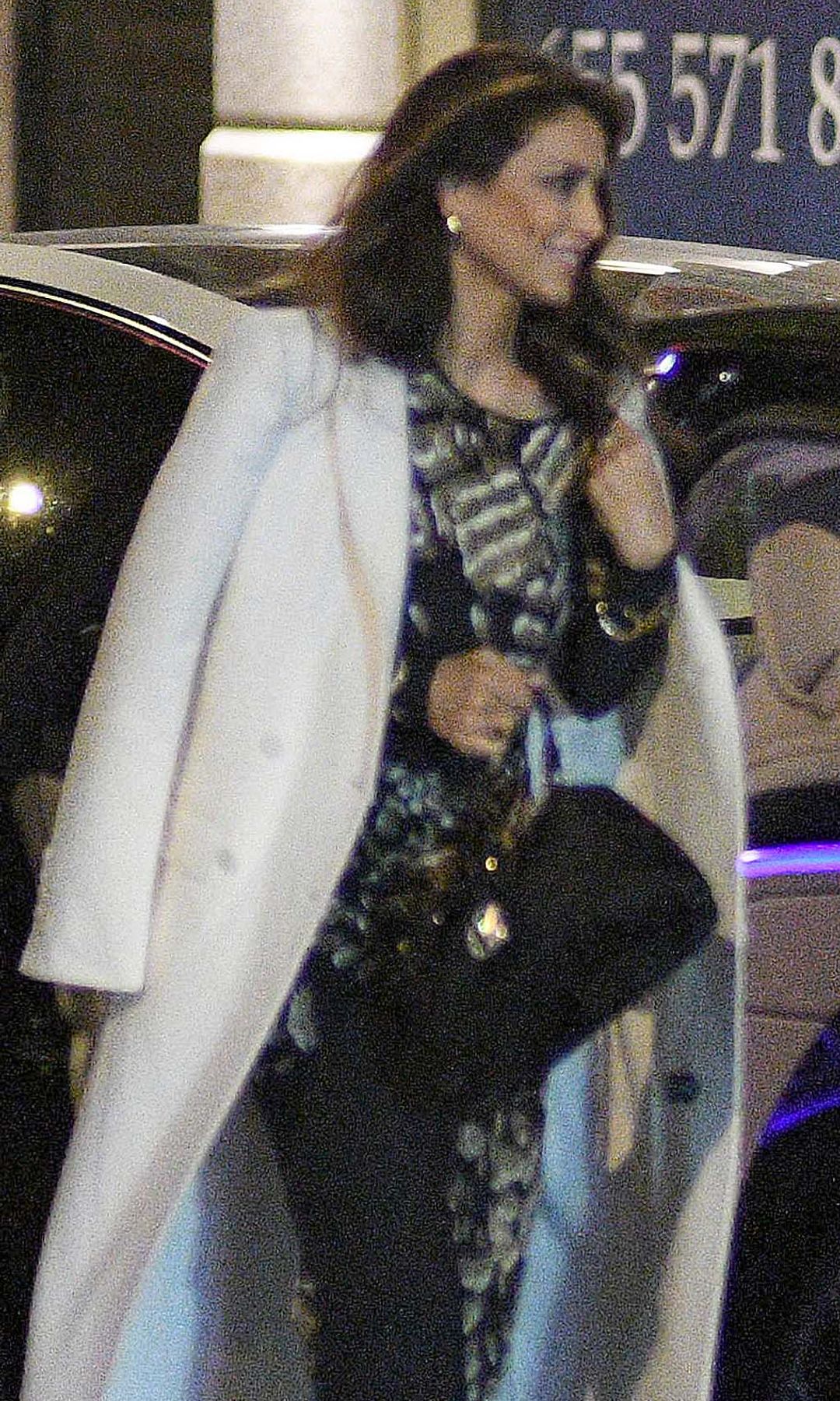 Paloma Cuevas bajando del coche para entrar a la cena con amigos 