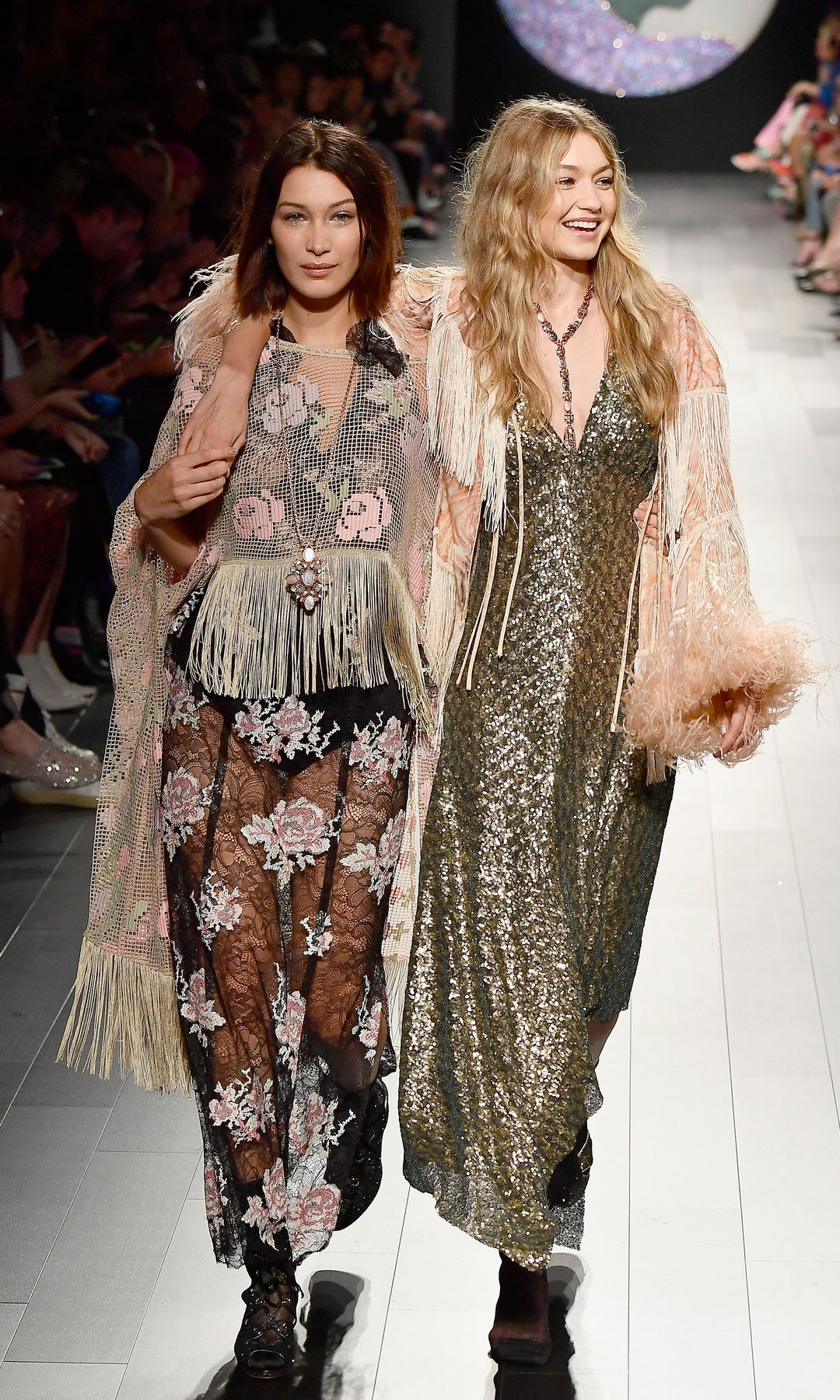 Las modelos Bella Hadid y Gigi Hadid desfilan en la pasarela del desfile de moda de Anna Sui durante la Semana de la Moda de Nueva York: The Shows, en Gallery 1, Skylight Clarkson Sq, el 11 de septiembre de 2017 en la ciudad de Nueva York.