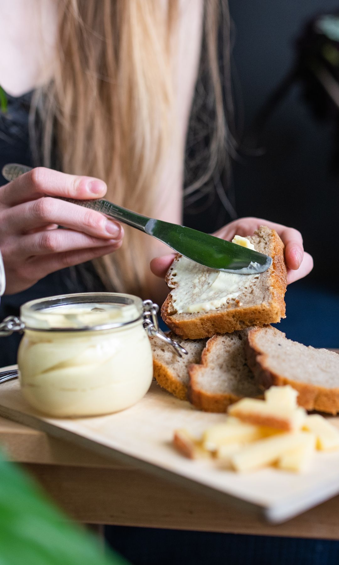 Una mujer desayunando una tostada