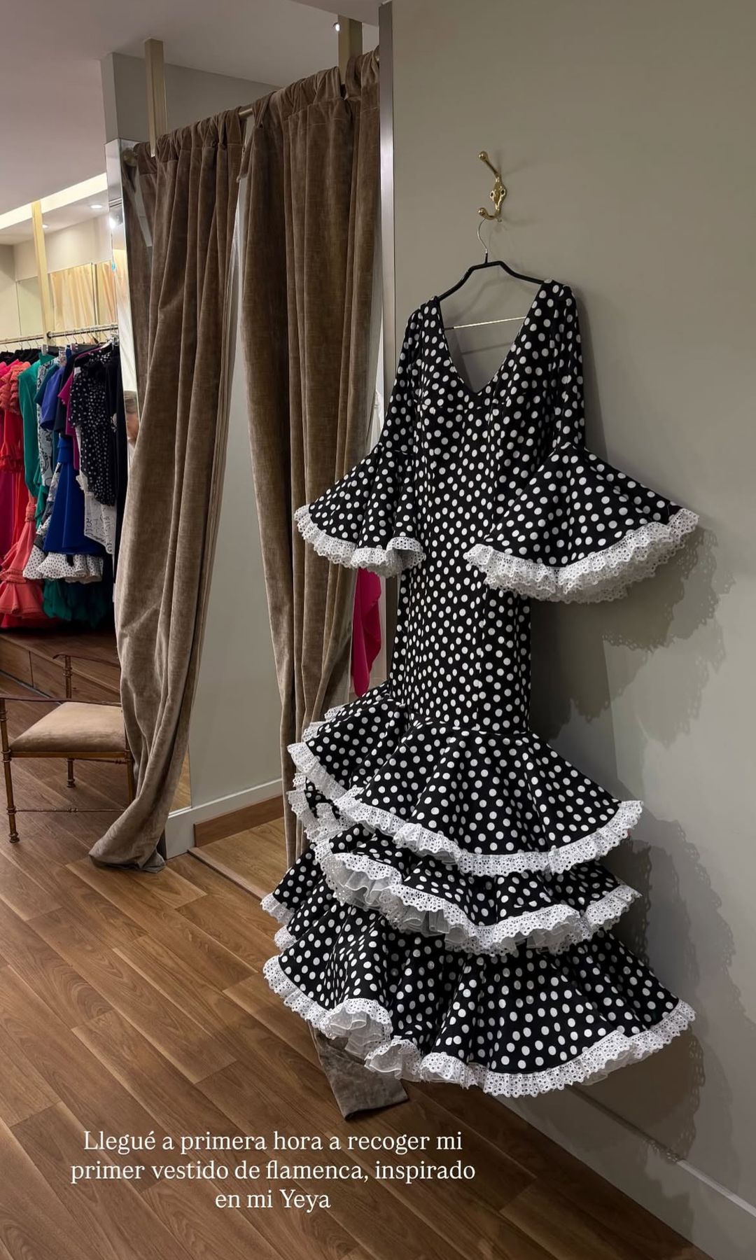 Momentos antes de llevarse su primer vestido de flamenco.