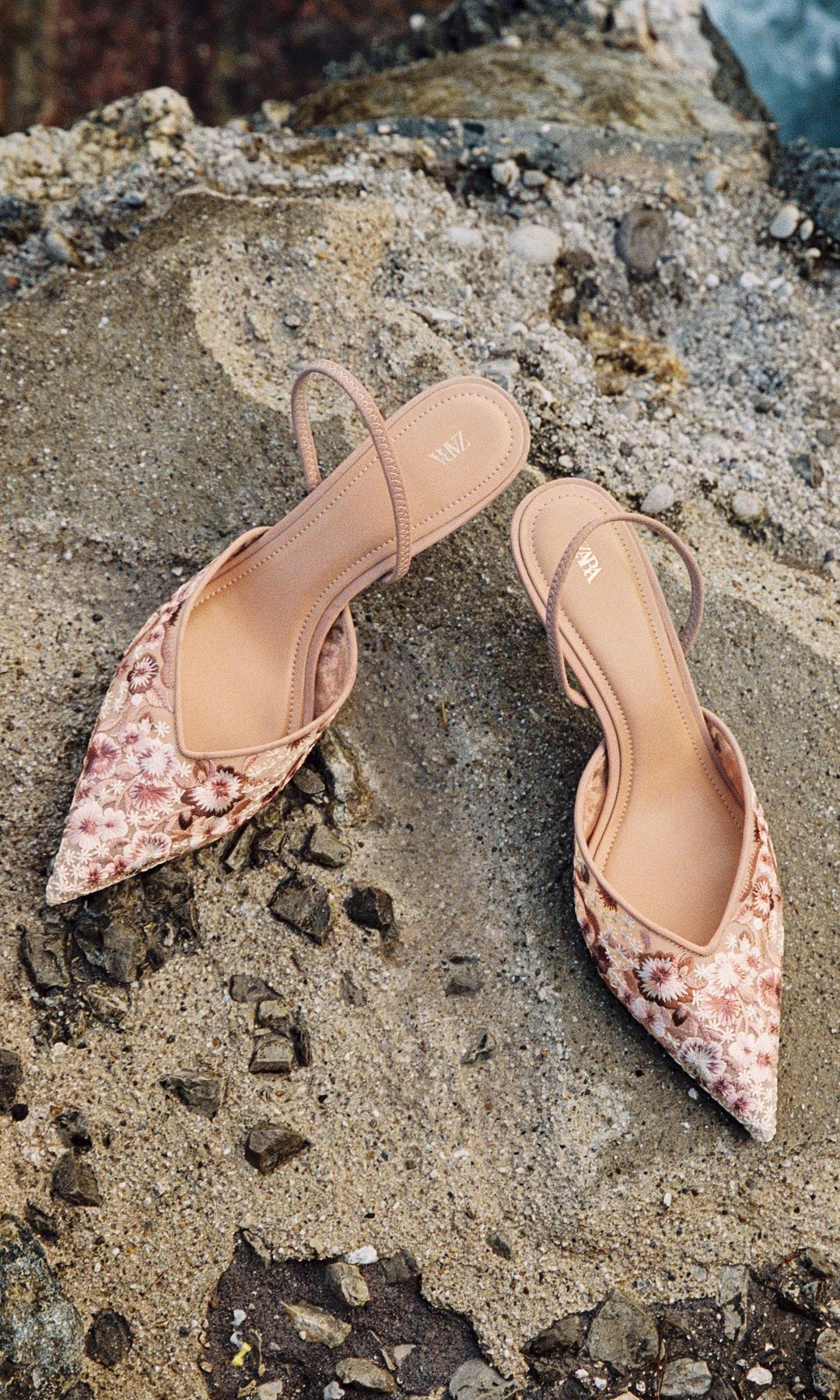 Zapato destalonado mesh con flores de Zara