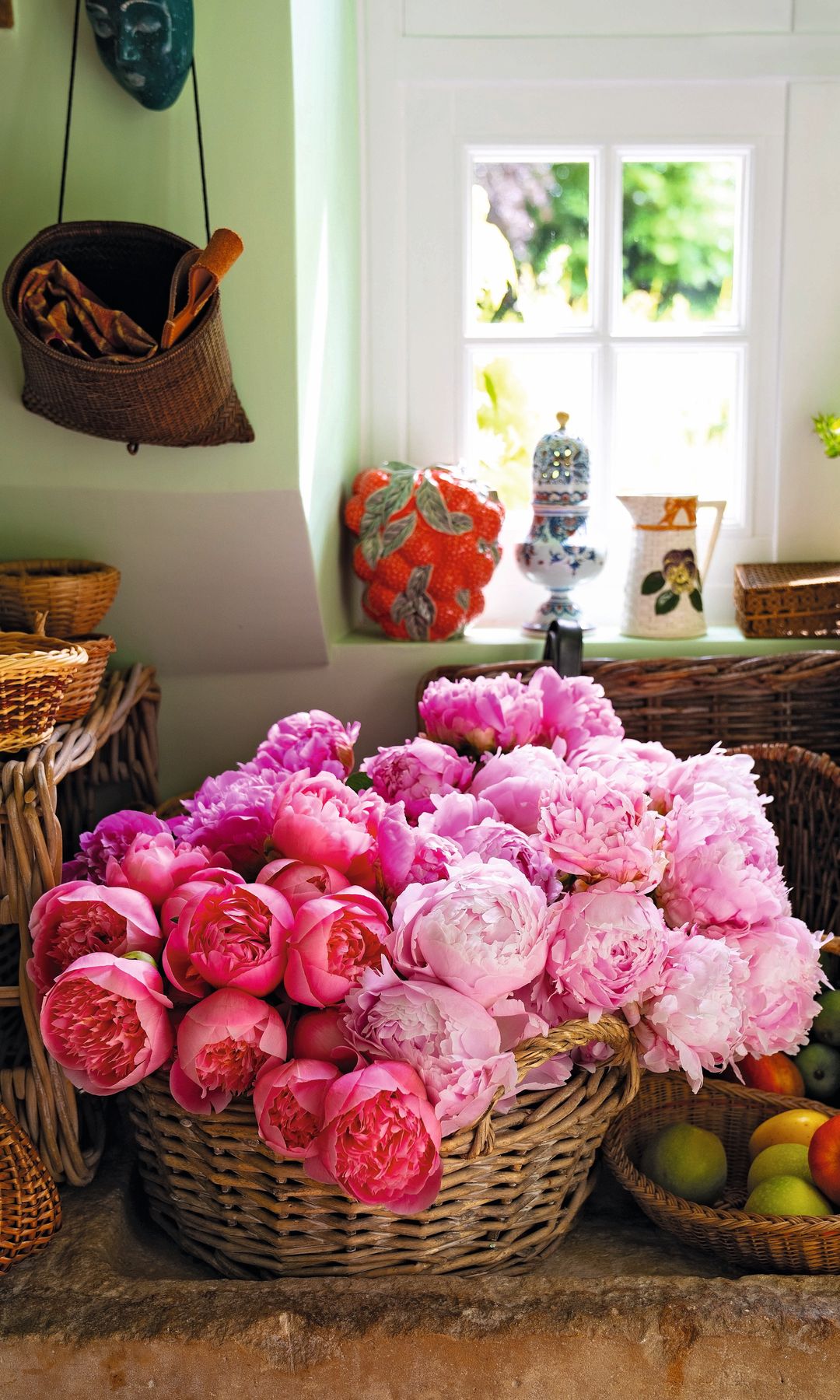 Rosas en cesta de mimbre