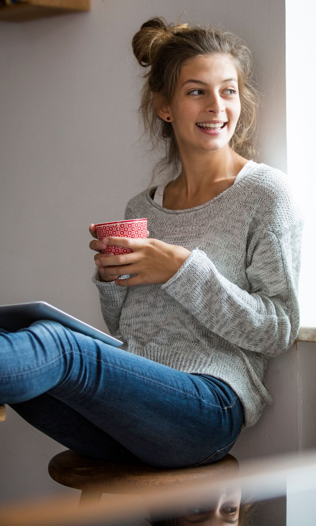 chica sonriendo cafe