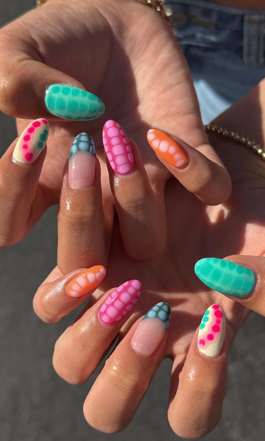 Manicura multicolor con manchas