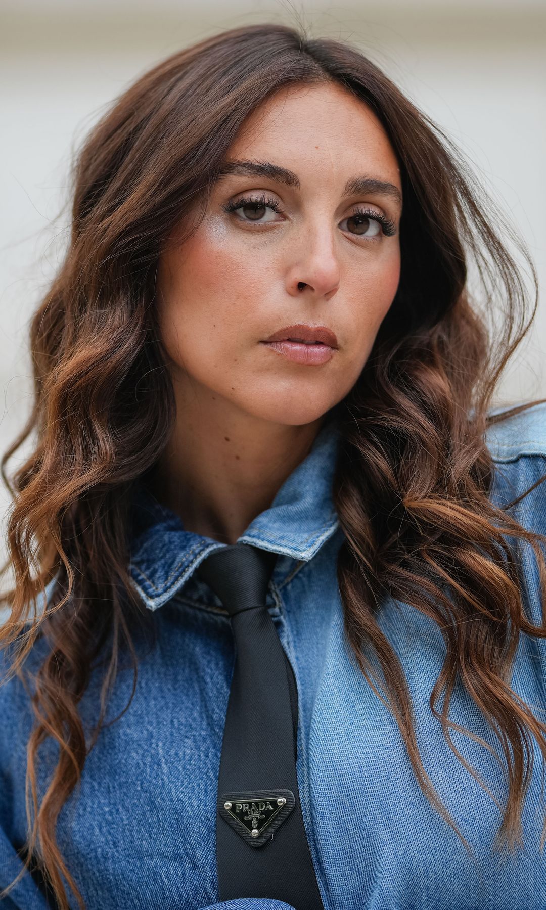  Mujer con cabello castaño y mechas