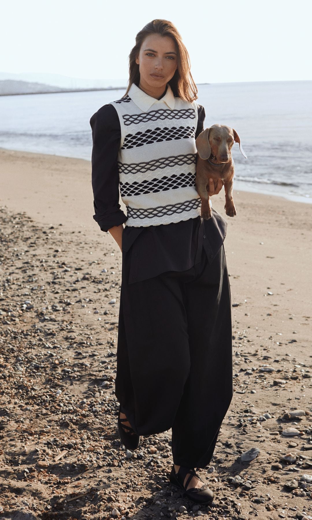 Olivia —con "total look" de Loewe y zapatos de Dior— considera un privilegio trabajar en Stella McCartney, "que une moda, conciencia y visión creativa"
