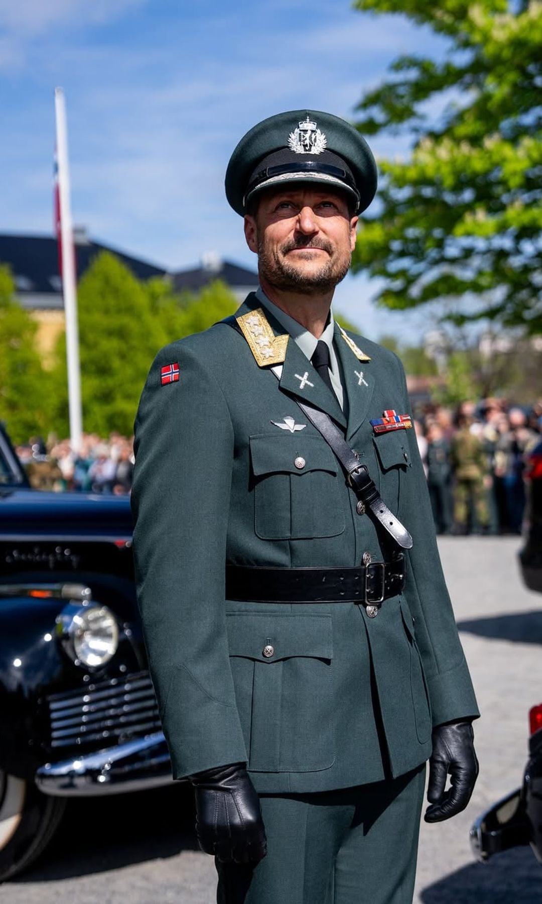 El rey Harald y el príncipe heredero Haakon llegaron en el auténtico coche de la liberación A1 cuando conmemoraron el Día de la Liberación
