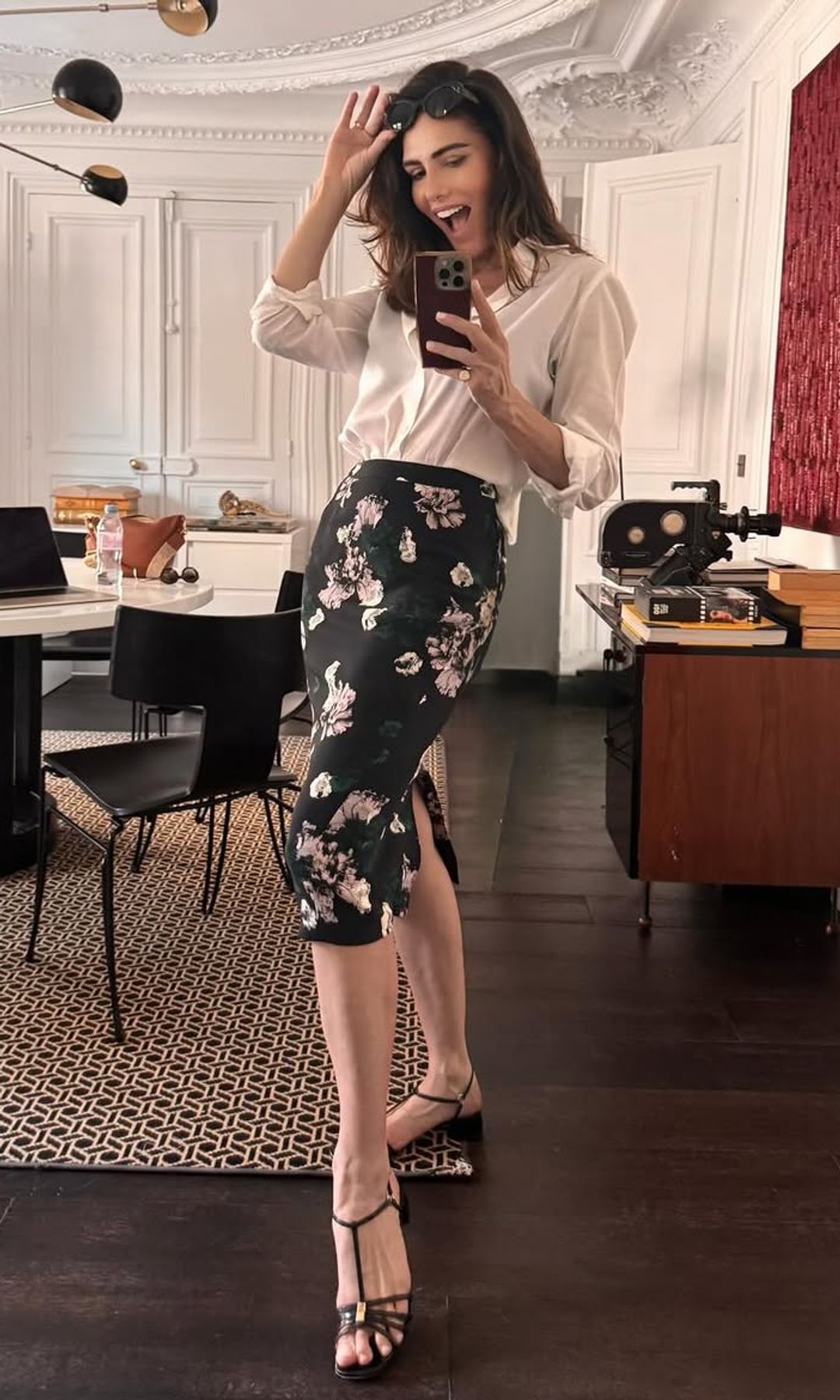 Adriana abascal con fala midi, camisa blanca y sandalias de tiras