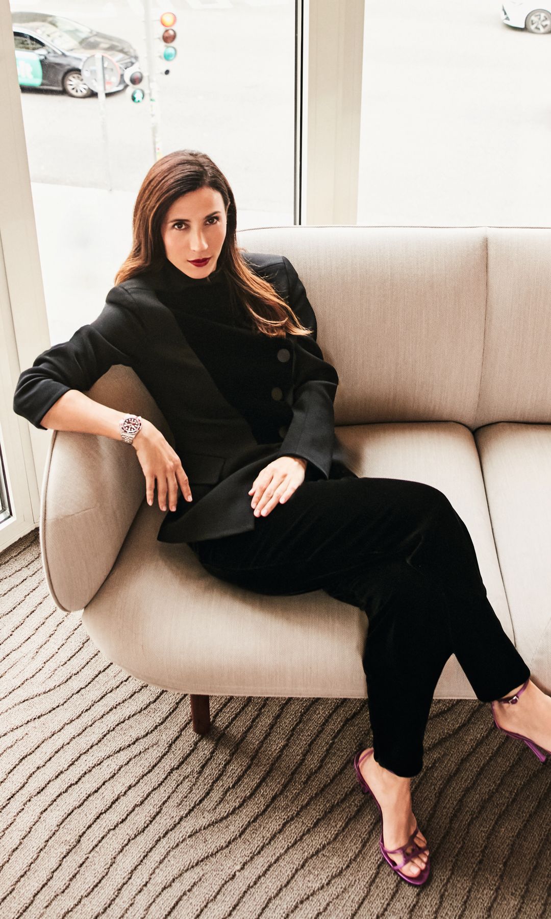 Bárbara Goenaga sentada en un sofá 