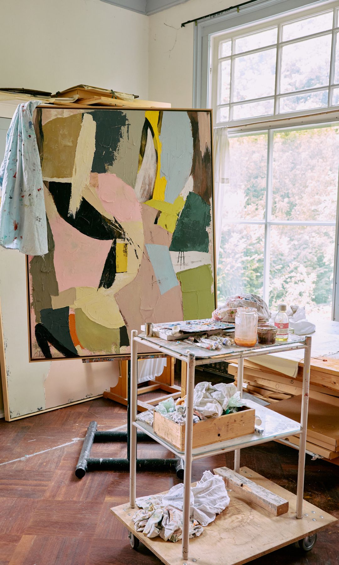 Estudio de pintura con cuadros, caballetes y útiles de pintura 