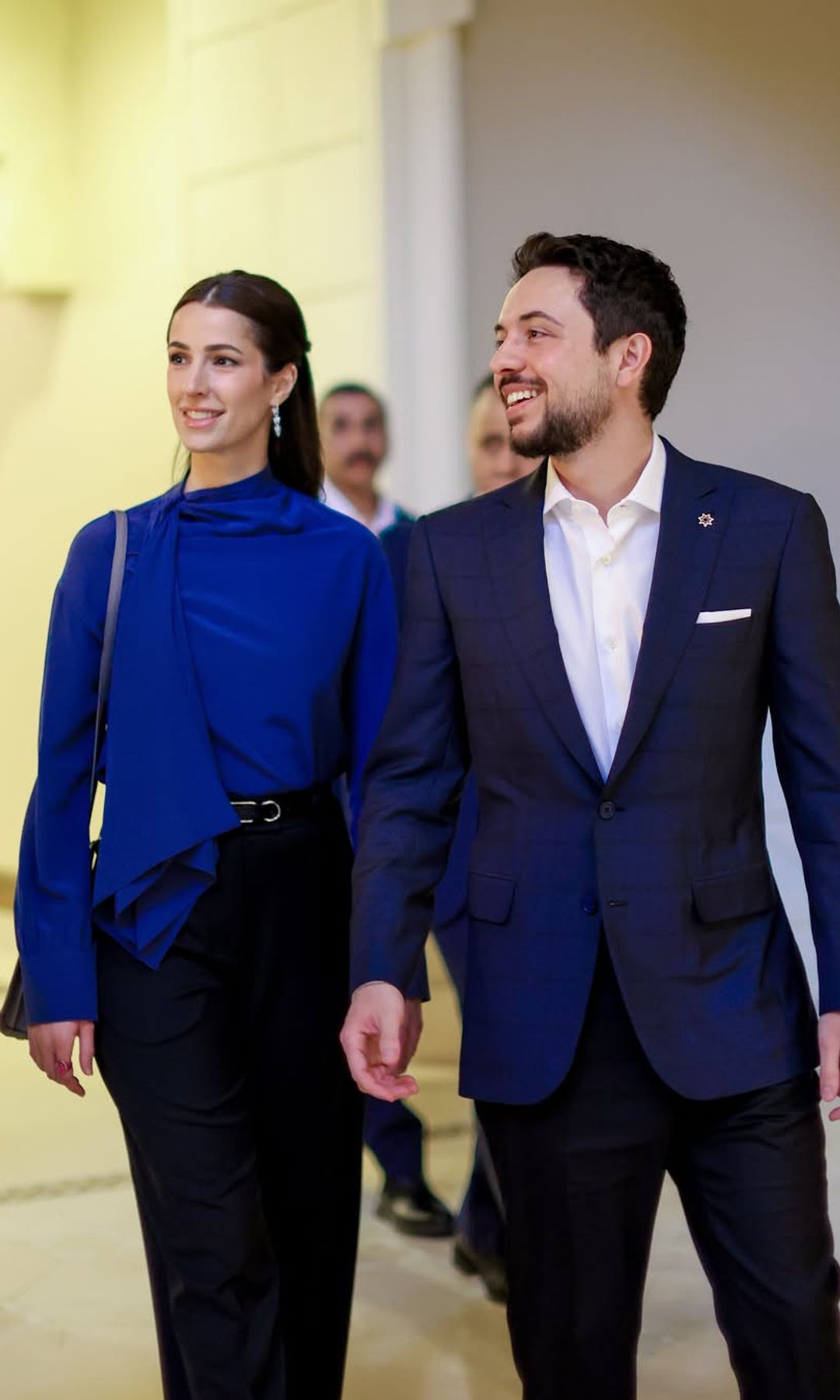 La blusa azul eléctrico de Rajwa de Jordania y el bolso de lujo que ya llevó la princesa Salma hace ocho años