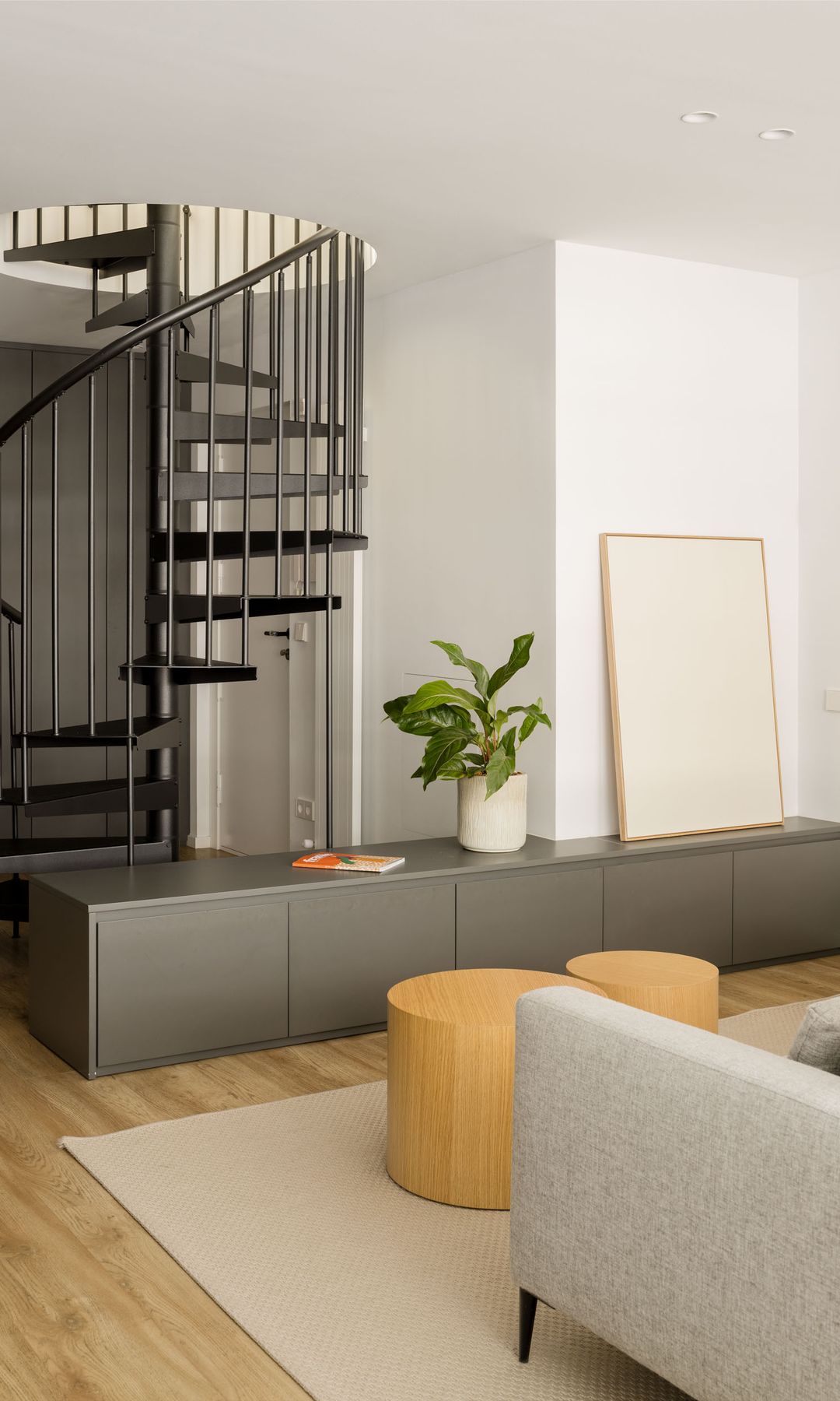 Salón con escalera de caracol