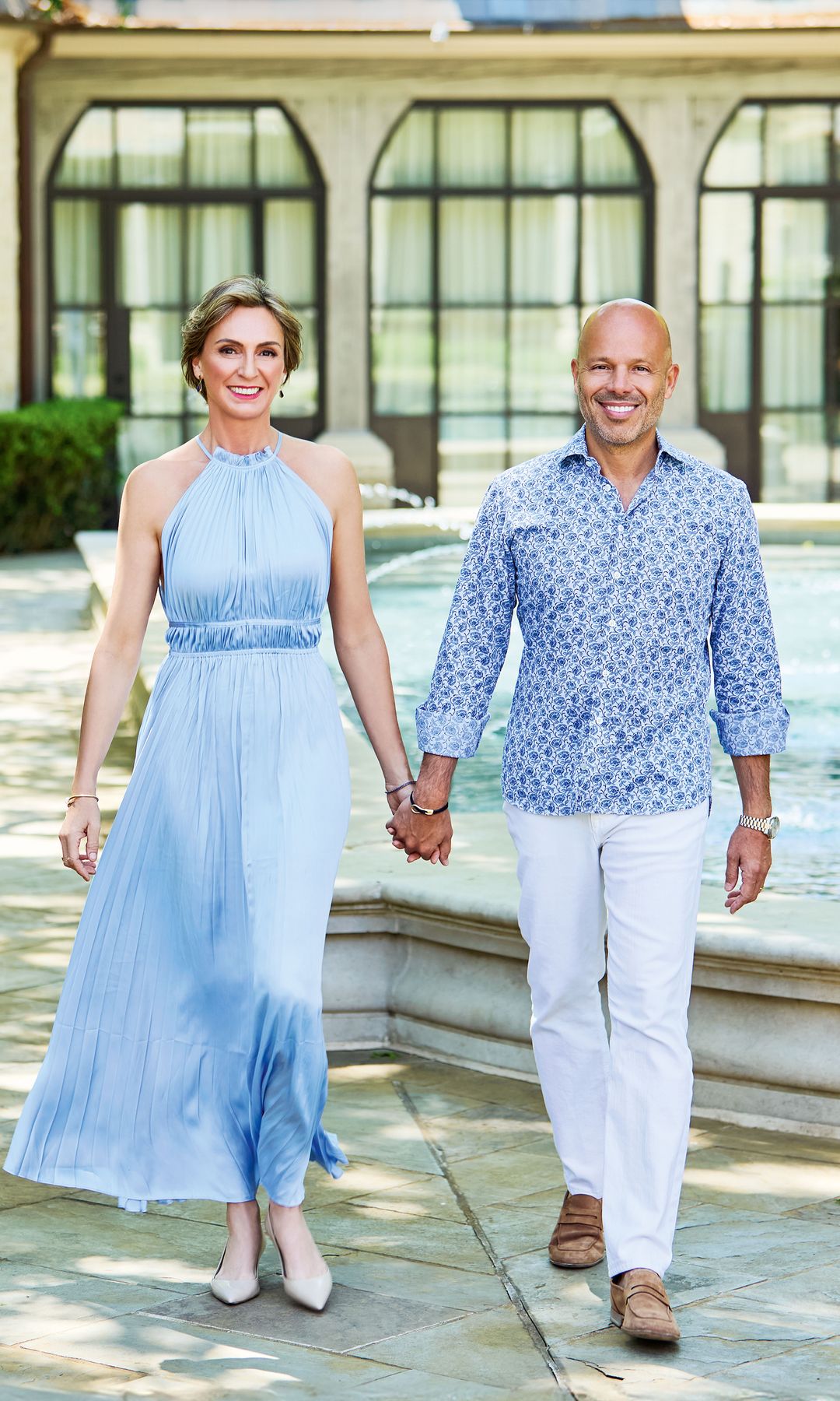 Raquel, paseando con su marido por el jardín