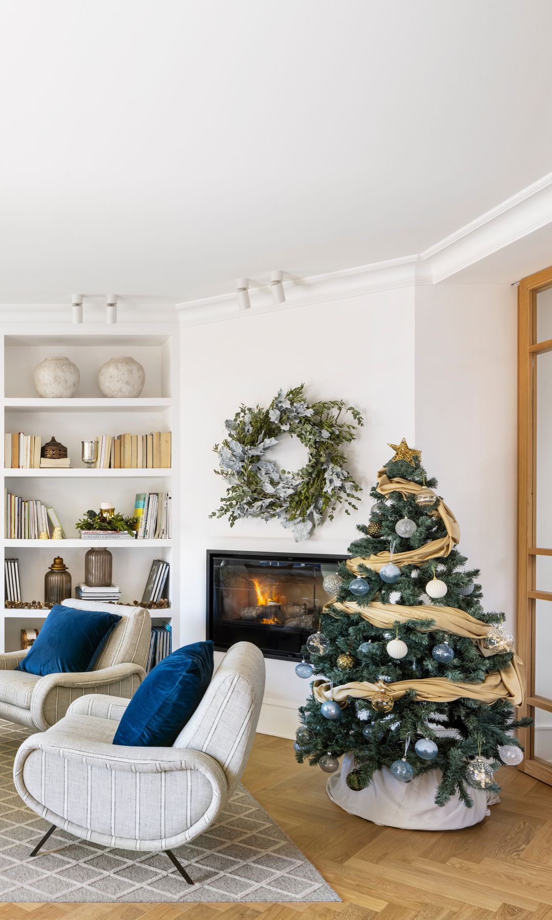 Salón decorado con árbol de Navidad