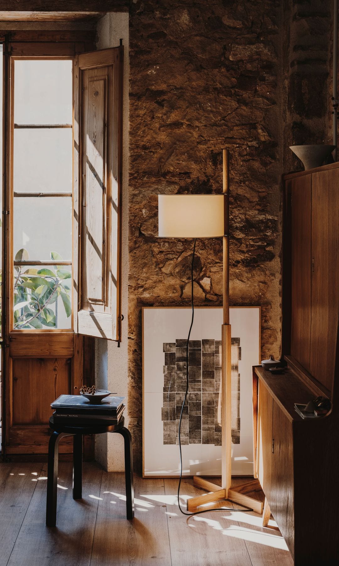 Lámpara de pie en un rincón