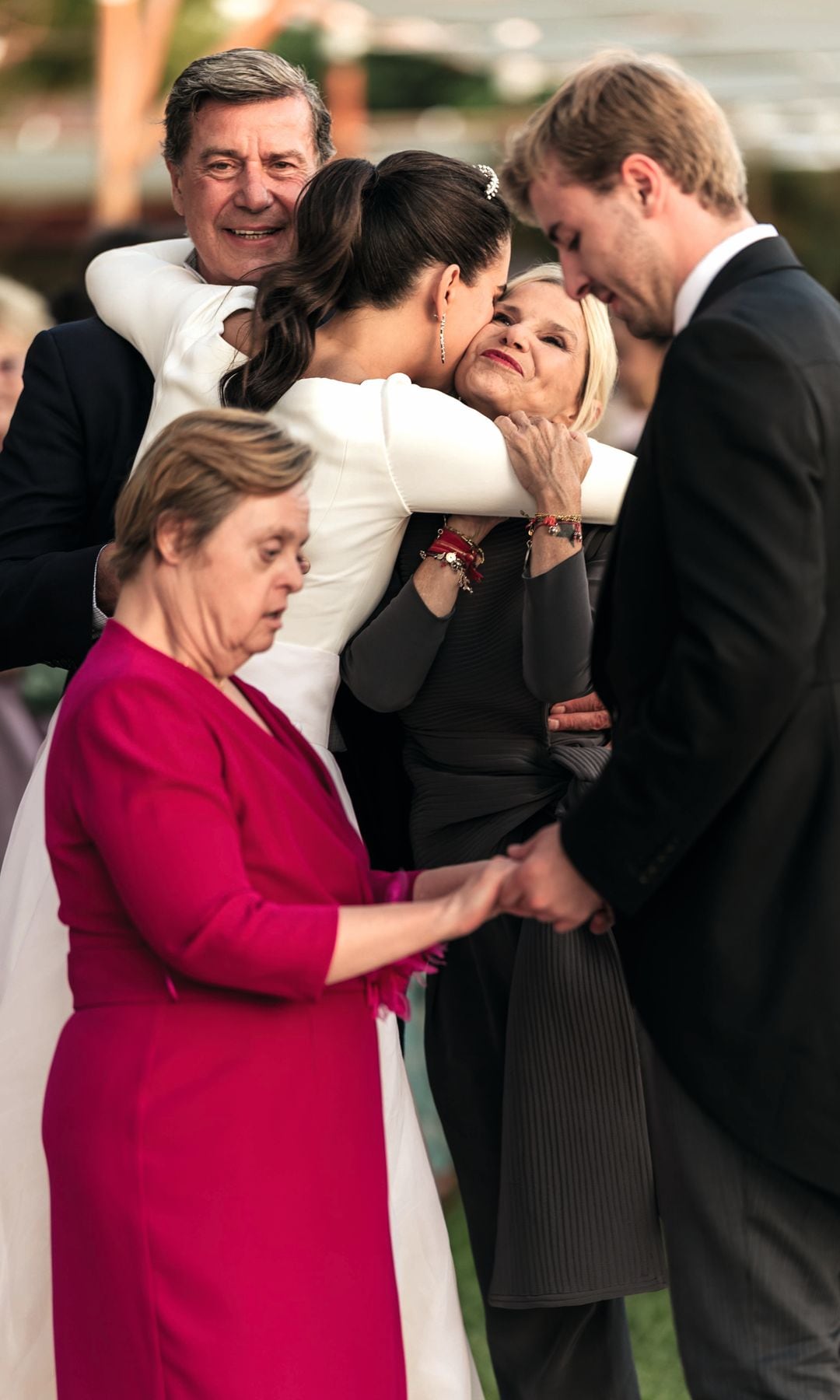 Los novios con Eugenia, Luis y Margareth, hija de la "nanny" que cuidaba a los Alba, que vive con Cayetano en "Las Arroyuelas"